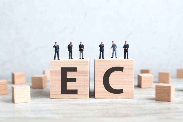 <span>自社・顧客・競合</span>の<span>3C分析</span>を必ず行う。<br />
また、ECサイトは複雑化しやすいからこそ、ユーザーの導線を考えた設計でストレスなく安心して購入してもらえる仕組みづくりを。